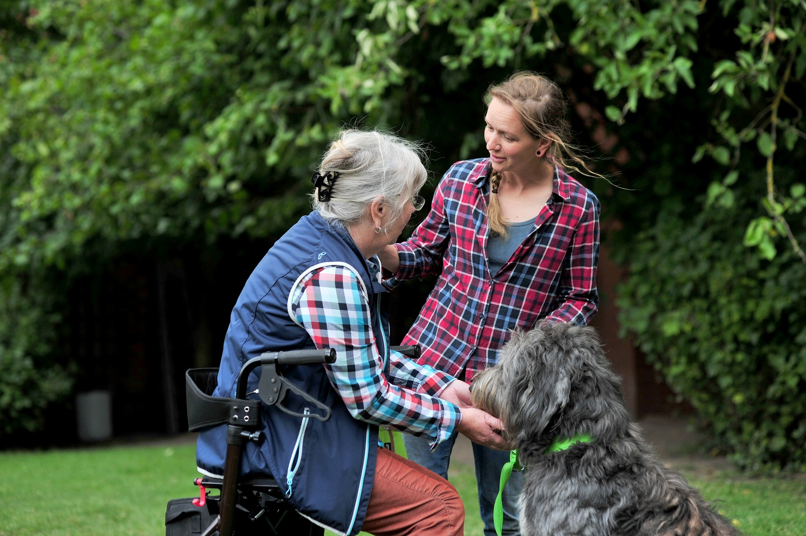Tiergestützte Intervention mit einer älteren Frau und dem Hund Pelle